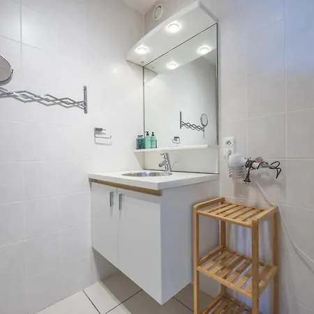 Volledig Gerenoveerd 2 Slaapkamer In Westende-bad, 250 M Het Вестенде-Бад